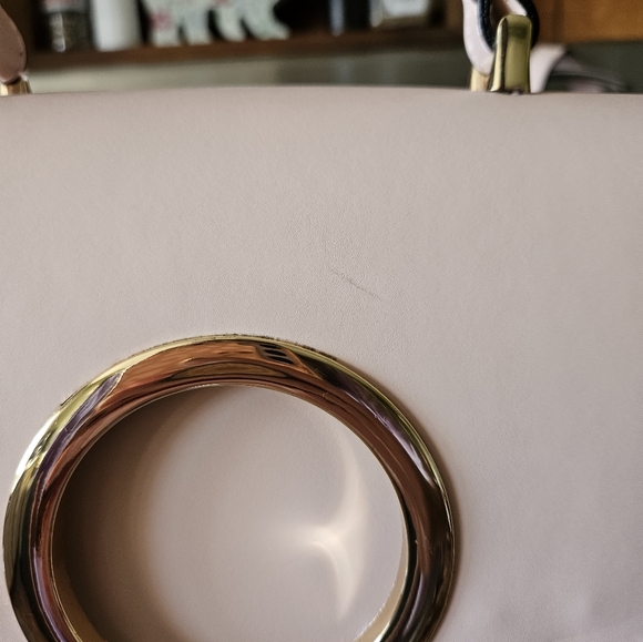 Women handbag nice leather bag but never carried it. Looks new - Picture 5 of 13